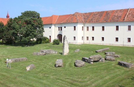 Holíčske megality, menhiry, autor: Jaroslav Čársky